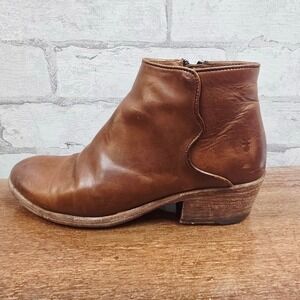 Frye Carson Cognac Brown Leather Ankle Boots 7.5M 3474697-CAR Low Stacked Heel